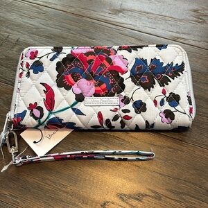 Vera Bradley RFID accordion wristlet,12 card holder/coin/bill holder zipper top